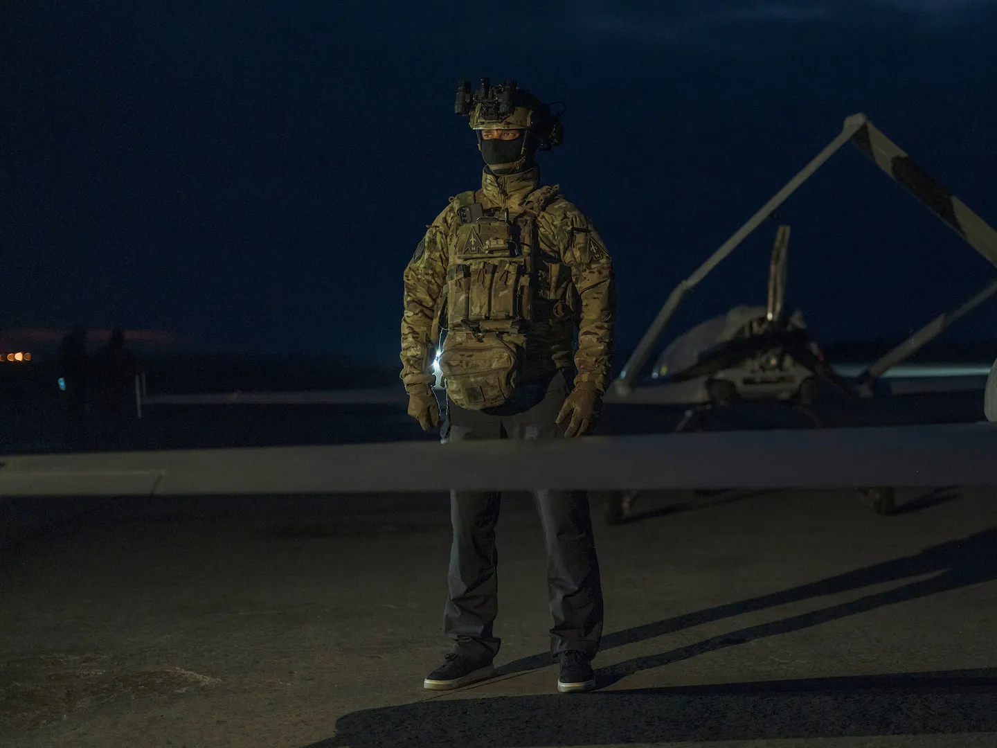 Військовослужбовці 14-го полку безпілотних авіаційних комплексів ЗСУ запускають безпілотники далекої дії з аеродрому в Україні 12 березня